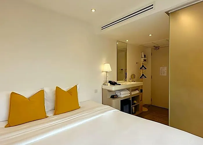 Yello Victory Monument Hotel