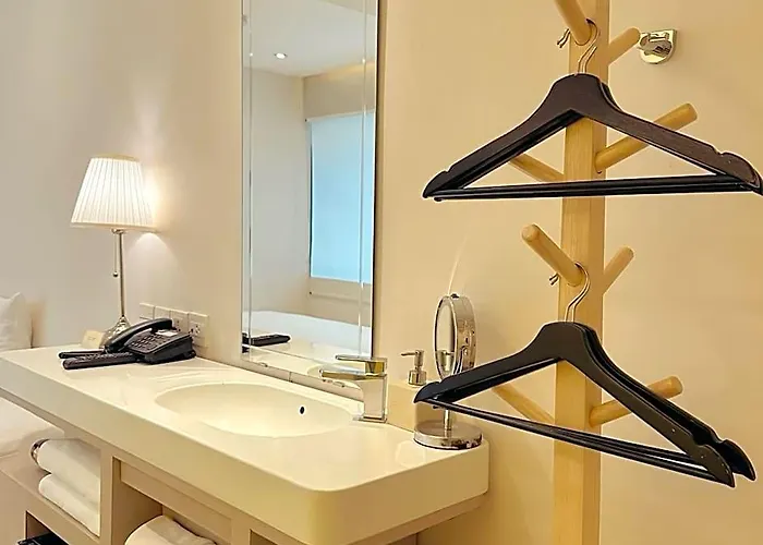 Yello Victory Monument Hotel