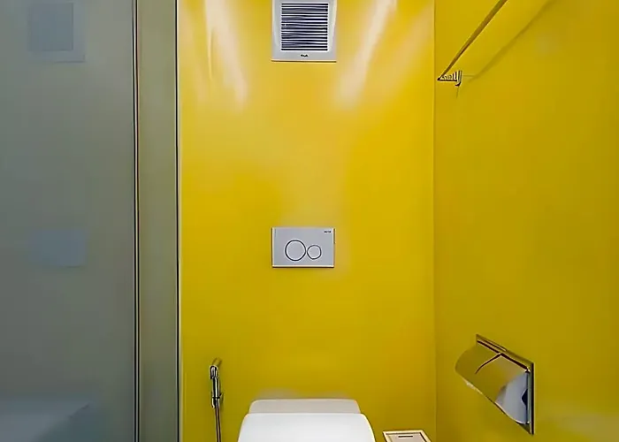 Yello Victory Monument Hotel