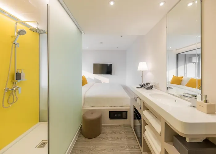 Hotel Yello Victory Monument 3*