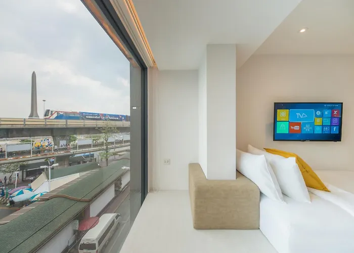 Yello Victory Monument Hotel